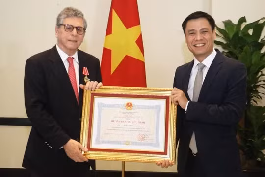 Trao Huân chương Hữu nghị tặng Đại sứ Brazil tại Việt Nam