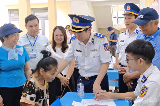 Xây dựng 'thế trận lòng dân' vững chắc từ những chuyến khảo sát biển, đảo