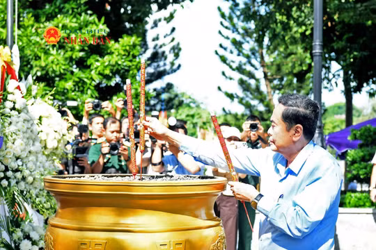 Chủ tịch Quốc hội dâng hương tưởng nhớ các Anh hùng liệt sĩ, tri ân người có công tại TP Hồ Chí Minh