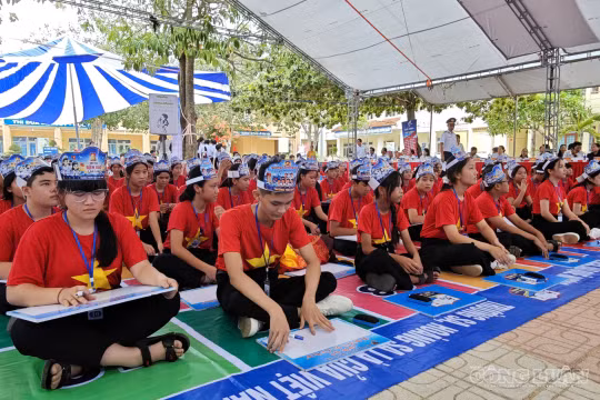 Ươm mầm tình yêu biển, đảo từ những bài học giữa trùng khơi