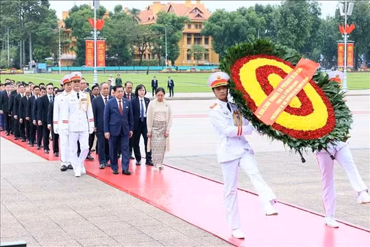 Tổng thống Myanmar và Phu nhân vào Lăng viếng Chủ tịch Hồ Chí Minh