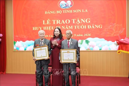 Phó Chủ tịch nước Võ Thị Ánh Xuân trao tặng Huy hiệu 80 năm tuổi Đảng tại Sơn La