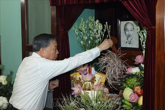 Tổng Bí thư, Chủ tịch nước Tô Lâm dâng hương tưởng nhớ Chủ tịch Hồ Chí Minh