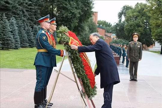 Tổng Bí thư, Chủ tịch nước Tô Lâm đặt hoa tại Tượng đài Chủ tịch Hồ Chí Minh và Đài tưởng niệm Liệt sĩ Vô danh (Liên bang Nga)