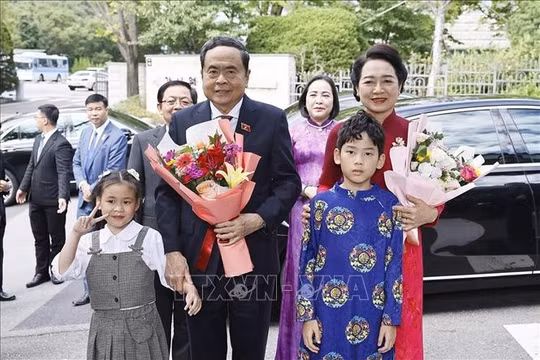 Chủ tịch Quốc hội và Phu nhân gặp gỡ cán bộ Đại sứ quán và cộng đồng người Việt Nam tại Hàn Quốc