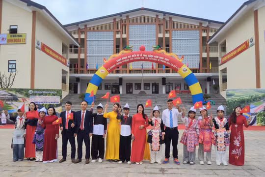 Không khí rộn ràng trước giờ khai giảng năm học mới ở biên giới Lào Cai