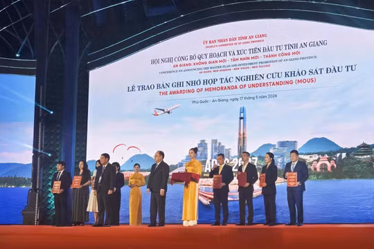 Ông Đặng Quang Minh - Chủ tịch HĐQT MEYGROUP (ngoài cùng bên phải) nhận bản ghi nhớ nghiên cứu, khảo sát đầu tư dự án mới tại An Giang