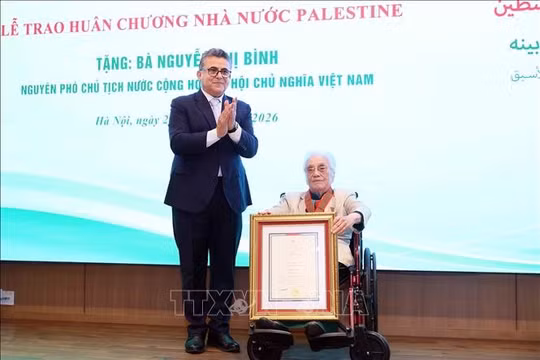 Nguyên Phó Chủ tịch nước Nguyễn Thị Bình nhận Huân chương Ngôi sao Công trạng