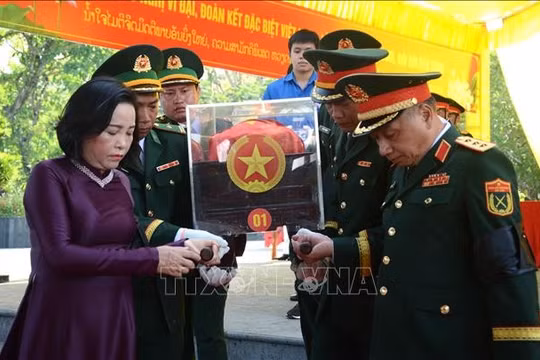 Lễ truy điệu, an táng 8 hài cốt liệt sĩ Việt Nam hy sinh trên đất bạn Lào