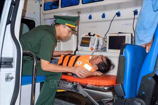 Đại tướng Phan Văn Giang biểu dương lực lượng cứu 11 người gặp nạn trên vùng biển Bạch Long Vĩ