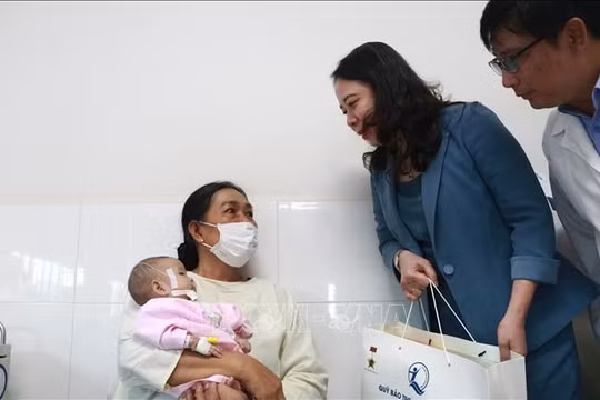 Phó Chủ tịch nước Võ Thị Ánh Xuân thăm, tặng quà bệnh nhi tại TP Hồ Chí Minh