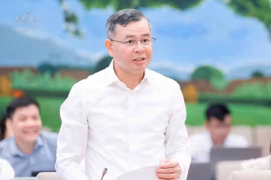 Bộ trưởng Bộ Tài chính Ngô Văn Tuấn trình bày báo cáo tóm tắt dự án Luật Đấu thầu (sửa đổi). Ảnh QH.