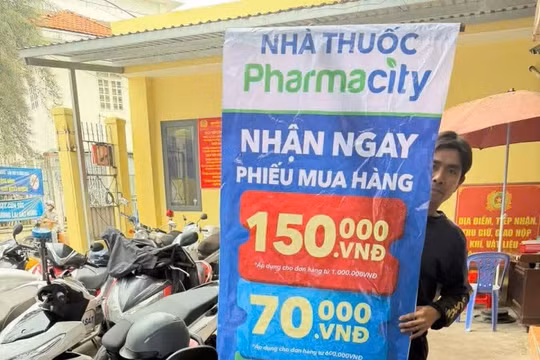 TP. HCM: Công an phường Cát Lái xử lý hai người treo biển quảng cáo Pharmacity trái phép, buộc tháo dỡ trên các tuyến đường