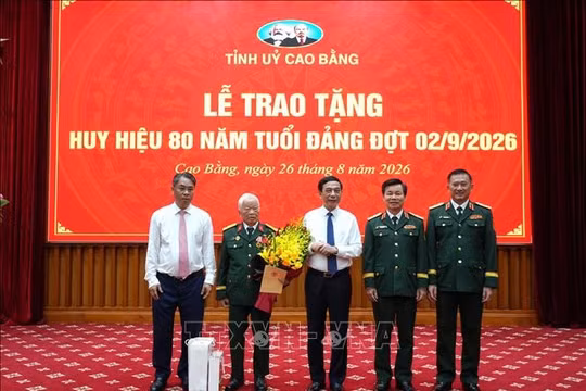 Trao Huy hiệu 80 năm tuổi Đảng, tri ân những cống hiến của đảng viên lão thành tại Cao Bằng