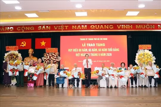 Chủ tịch Quốc hội trao Huy hiệu Đảng tặng các đồng chí lão thành cách mạng tại Thành phố Hồ Chí Minh
