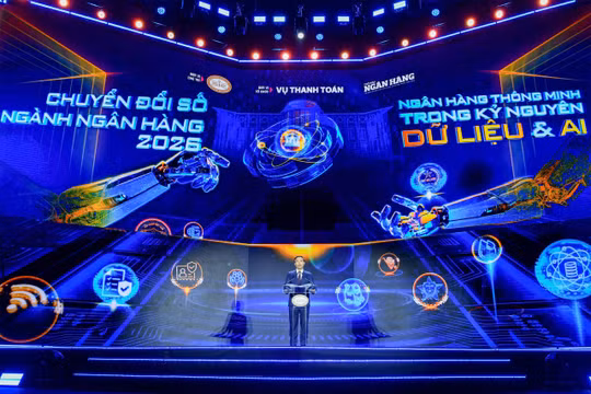 "Chuyển đổi số ngân hàng không chỉ nhằm hiện đại hóa bản thân ngành Ngân hàng mà phải góp phần nâng cao năng suất, giảm chi phí xã hội, mở rộng khả năng tiếp cận dịch vụ và tạo động lực tăng trưởng mới cho nền kinh tế”, Thống đốc Phạm Đức Ấn nhấn mạnh. Ảnh: SBV.