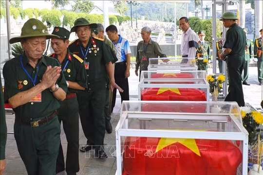 Điện Biên: An táng 10 hài cốt liệt sĩ tại khu vực Him Lam