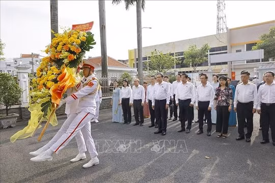 Chủ tịch Quốc hội Trần Thanh Mẫn dâng hoa tưởng niệm Chủ tịch Hồ Chí Minh, các Anh hùng liệt sĩ tại nơi lưu niệm sự kiện Nam Kỳ Khởi nghĩa. Ảnh: Doãn Tấn/TTXVN