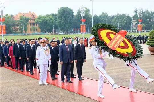 Ban Chấp hành Trung ương Đảng vào Lăng viếng Chủ tịch Hồ Chí Minh