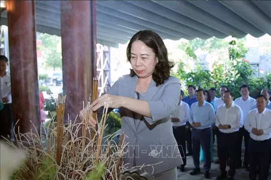 Phó Chủ tịch nước Võ Thị Ánh Xuân dâng hoa, dâng hương tưởng niệm các Anh hùng liệt sĩ tại Nghệ An