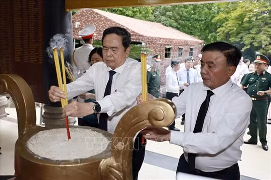 Chủ tịch Quốc hội Trần Thanh Mẫn dâng hương tri ân các Anh hùng liệt sĩ tại TP Hồ Chí Minh