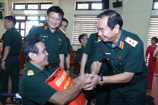 Quân đội luôn đồng hành, chăm lo người có công với cách mạng