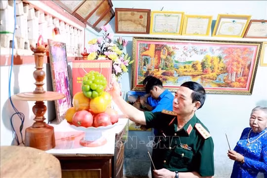 Đại tướng Phan Văn Giang thăm, tặng quà người có công tại Lâm Đồng