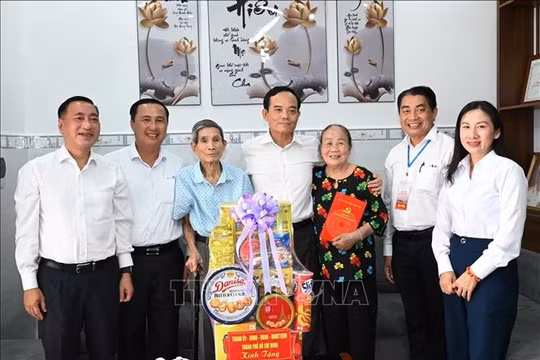 Bí thư Thành ủy Thành phố Hồ Chí Minh tri ân người có công tại Côn Đảo