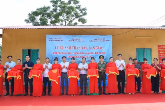 Các đại biểu cắt băng khánh thành