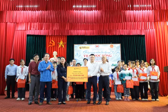 T&T Group trao 100 suất học bổng cho học sinh có hoàn cảnh khó khăn tại Hưng Yên