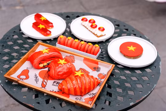 Du khách đến Bà Nà thích thú với bánh Eric Kayser lấy cảm hứng từ cờ đỏ sao vàng