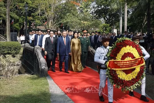 Tổng Bí thư, Chủ tịch nước Tô Lâm dâng hoa tại Tượng đài Chủ tịch Hồ Chí Minh ở Philippines