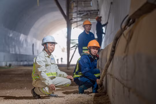 Hình ảnh người phu đường dường như vẫn vậy, họ mở đường cho người khác đi, còn mình thường lặng lẽ đứng phía sau ngày con đường hoàn thành.