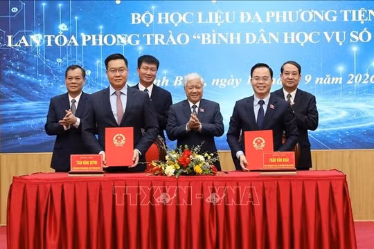 Chuyển giao Bộ học liệu đa phương tiện 'Bình dân học vụ số - Quốc hội số'