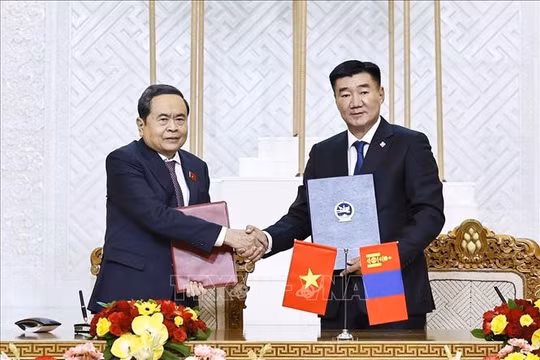 Hai Chủ tịch Quốc hội ký Bản ghi nhớ về hợp tác giữa Quốc hội Việt Nam và Quốc hội Mông Cổ