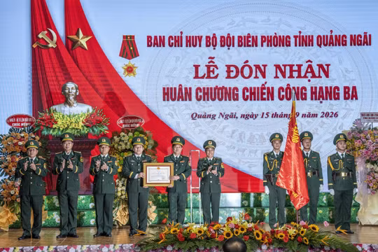 Bộ đội Biên phòng Quảng Ngãi đón nhận Huân chương Chiến công hạng Ba