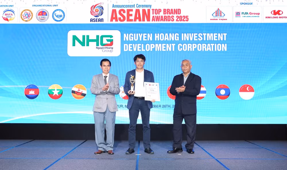 Ông Bùi Quang Nam - Phó Tổng Giám đốc, đại diện Tập đoàn Nguyễn Hoàng nhận giải thưởng “Thương hiệu uy tín hàng đầu ASEAN 2025”