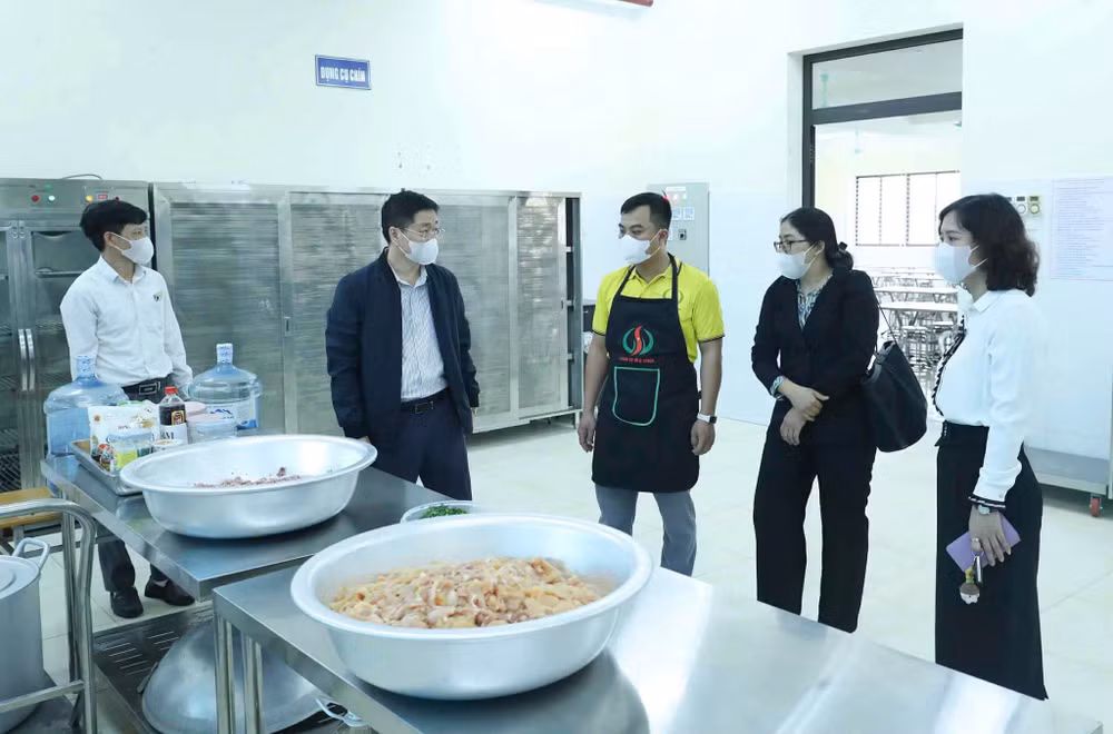 Đoàn liên ngành thành phố Hà Nội cùng đại diện UBND xã Quảng Oai kiểm tra bếp ăn bán trú Trường Tiểu học Chu Minh sáng ngày 27/10.