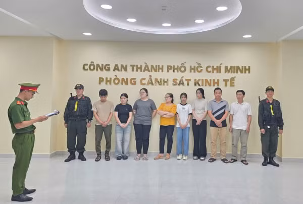 Triệt phá đường dây sản xuất, buôn bán hàng chục ngàn chai nước hoa giả các thương hiệu nổi tiếng -0