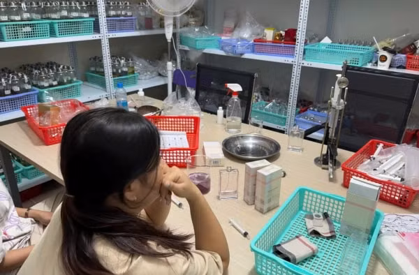 Triệt phá đường dây sản xuất, buôn bán hàng chục ngàn chai nước hoa giả các thương hiệu nổi tiếng -0