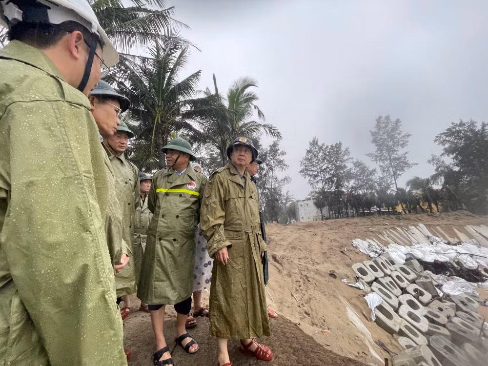 Phó Thủ tướng Trần Hồng Hà thăm hỏi, động viên người dân bị cô lập trong vùng lũ ở Đà Nẵng- Ảnh 4.
