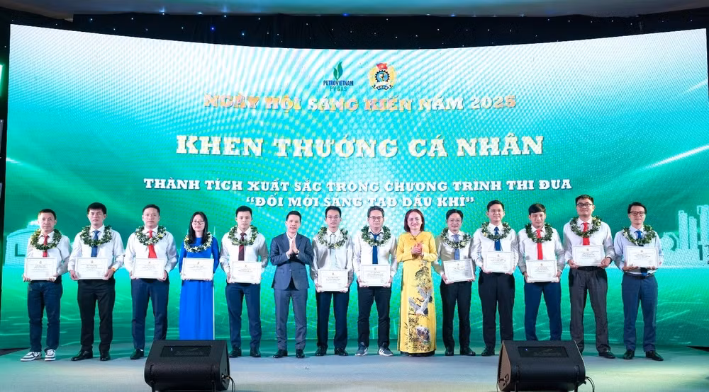 H3. Khen thưởng các cá nhân tiêu biểu xuất sắc trong Chương trình thi đua “Đổi mới sáng tạo Dầu khí” năm 2024