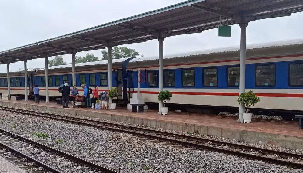 Ngành đường sắt tiếp tục điều chỉnh lịch chạy tàu vì mưa lũ. Ảnh: VN