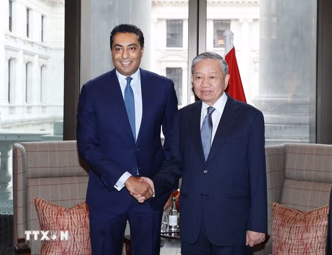 ttxvn-tong-bi-thu-to-lam-tiep-ong-saif-malik-tong-giam-doc-kiem-giam-doc-khoi-khach-hang-doanh-nghiep-va-dau-tu-ngan-hang-standard-charter-tai-vuo-8373011-3.jpg