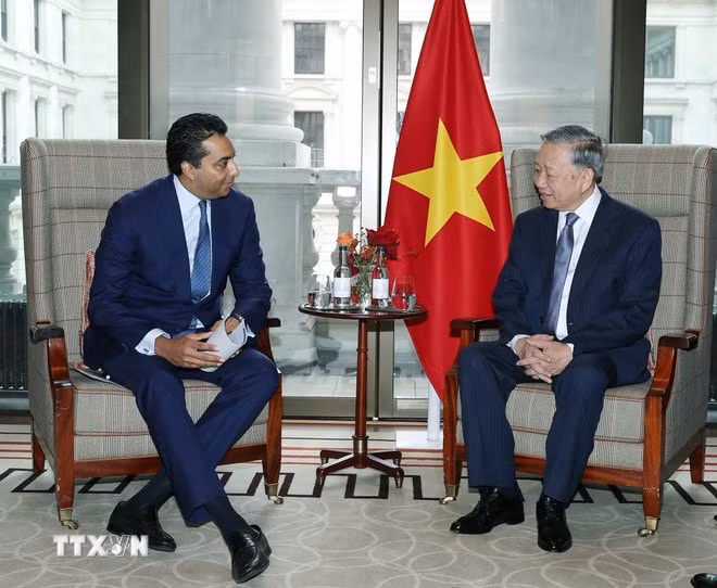 ttxvn-tong-bi-thu-to-lam-tiep-ong-saif-malik-tong-giam-doc-kiem-giam-doc-khoi-khach-hang-doanh-nghiep-va-dau-tu-ngan-hang-standard-charter-tai-vuo-8373011-2.jpg