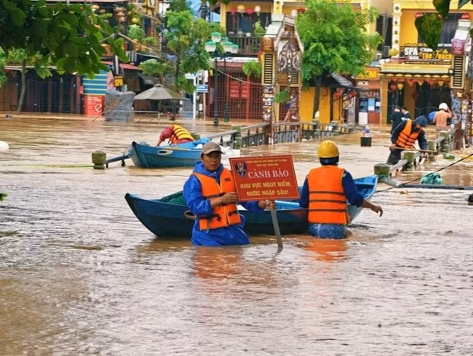 Tập trung ứng phó khẩn cấp, khắc phục hậu quả mưa lũ lớn tại khu vực Trung Bộ- Ảnh 1.