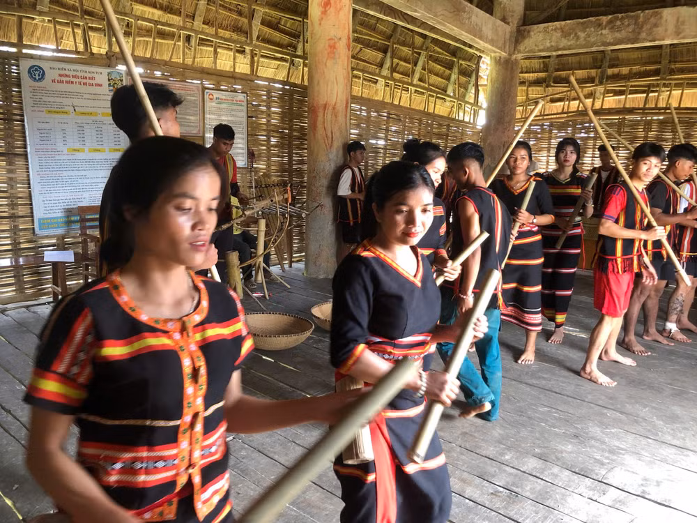 Không gian trình diễn ngoài trời giúp tăng khả năng tương tác của chủ thể văn hóa với khách tham quan. Ảnh: Bảo tàng Dân tộc học Việt Nam 