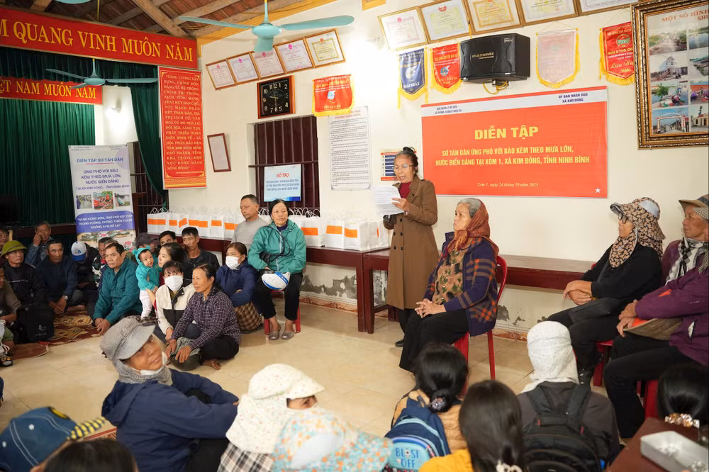 người dân tập trung tại điểm sơ tán