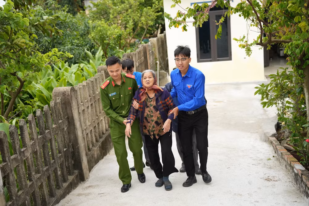 dien tap thuc binh- sơ tán người già