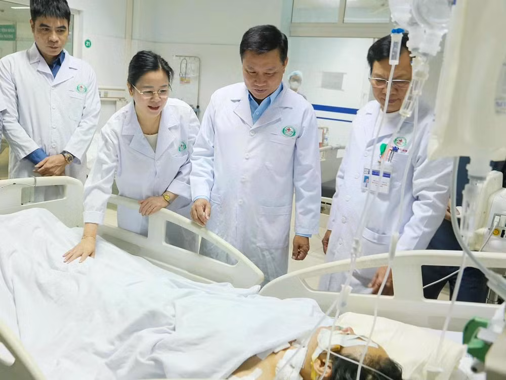 Ông Hoàng Phú Hiền, Phó chủ tịch tỉnh Nghệ An và bà Lê Thị Hoài Chung, Giám đốc Sở Y tế (thứ hai và ba, từ phải qua), thăm hỏi điều dưỡng Nguyễn Thùy Trang đang điều trị tại Bệnh viện Hữu Nghị Đa khoa Nghệ An, ngày 24/10. Ảnh: Hùng Lê